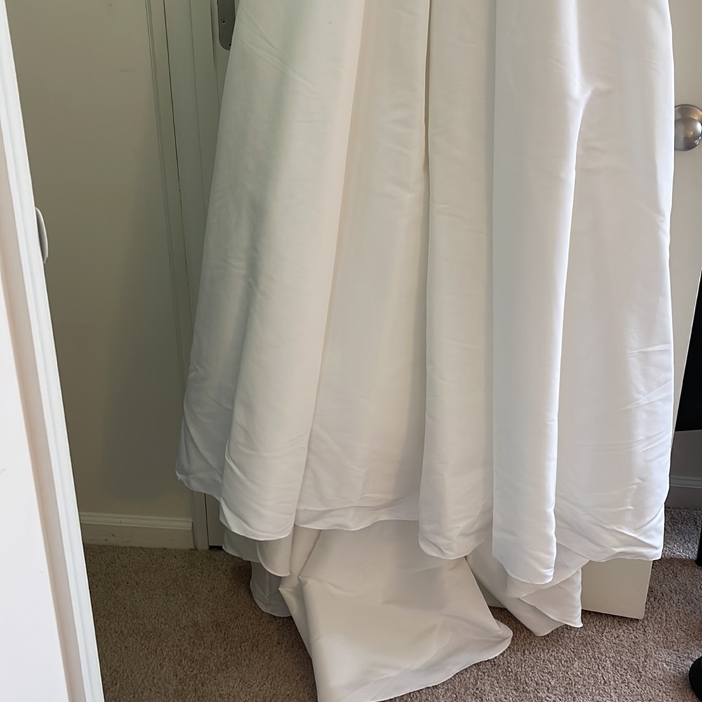 David bridal gown soft white with pockets - Picture 2 of 8